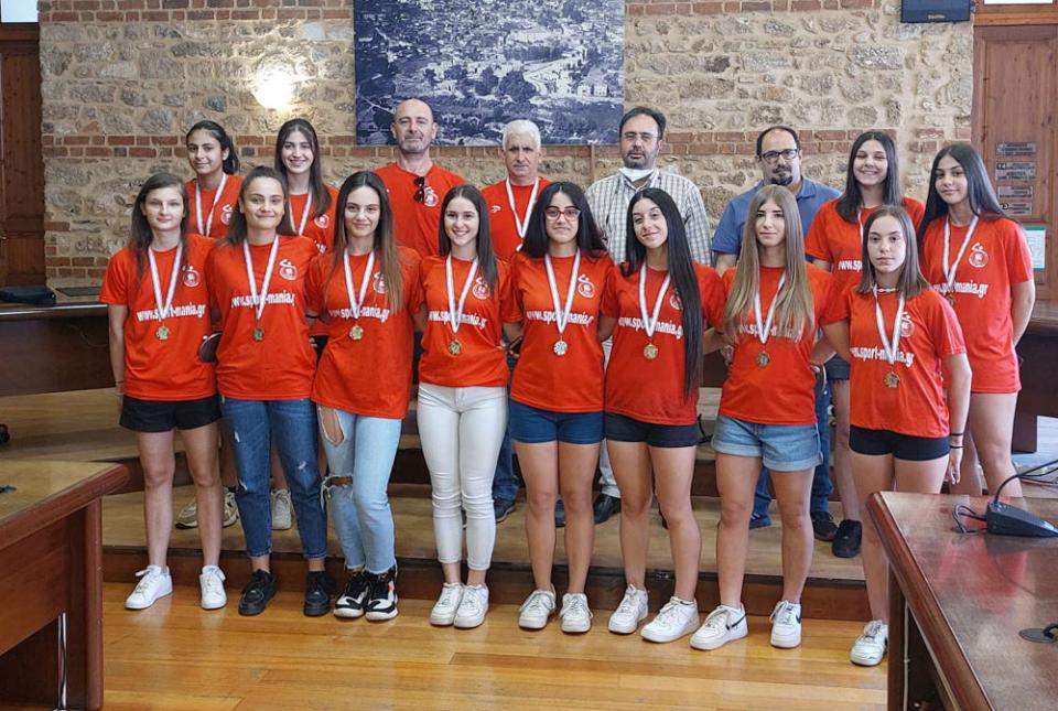 Οι Πρωταθλήτριες της ομάδας χάντμπολ του Φιλίππου Βέροιας στον Δήμαρχο