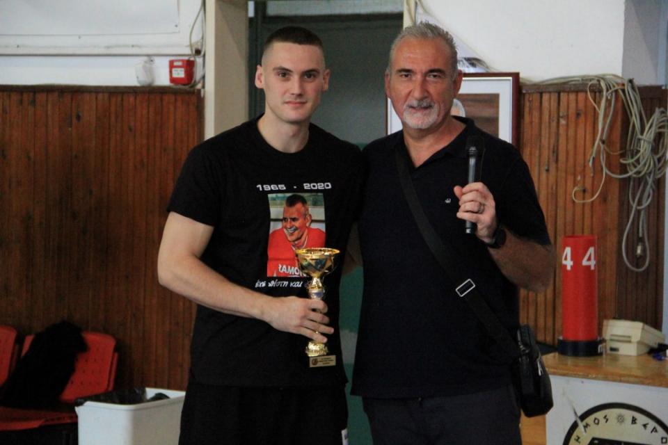 Το τρόπαιο του Δημήτρη Γκίμα στα χέρια του Φιλίππου Βέροιας! (φωτο)