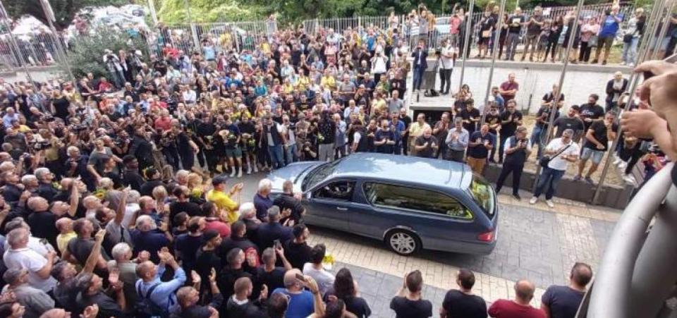 "Ράγισαν καρδιές" στο Παλέ: Με σημαία του Άρη το φέρετρο του "Ξανθού"