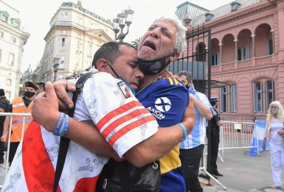 Αυτός ήταν ο Μαραντόνα για την Αργεντινή - Αγκαλιασμένοι θρηνούν οπαδοί της Ρίβερ και της Μπόκα! (φωτο)