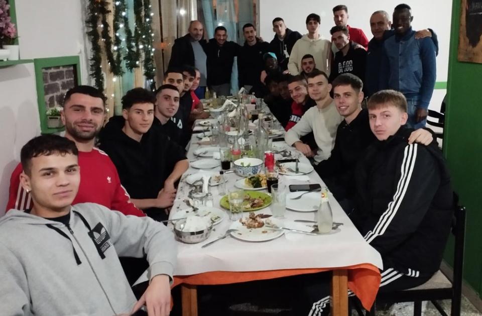 Οικογενειακό τραπέζι στον Μέγα Αλέξανδρο Αγ. Μαρίνας (φωτο)