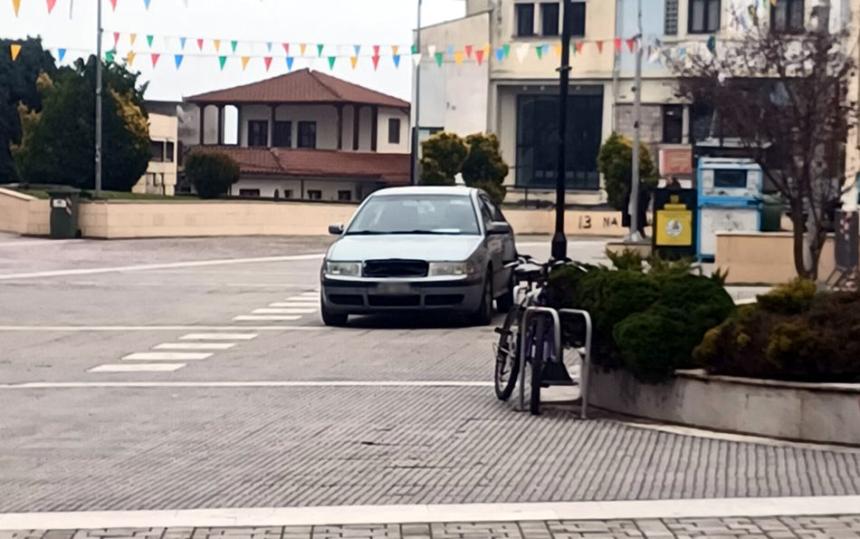 Παράνομη στάθμευση στο κέντρο της πόλης για μία ώρα, χωρίς καμία αντίδραση!