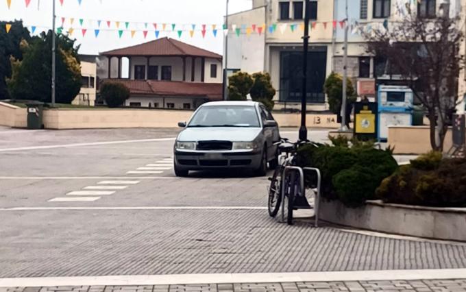 Παράνομη στάθμευση στο κέντρο της πόλης για μία ώρα, χωρίς καμία αντίδραση!