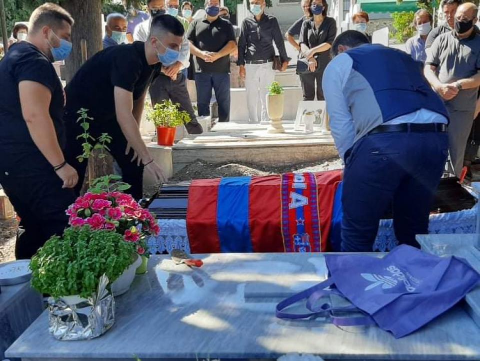 Σκεπασμένος με την σημαία της αγαπημένης του "Βασίλισσας"