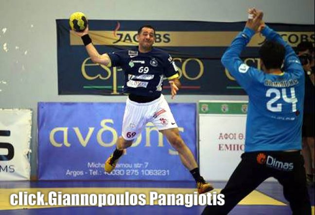 Φάση από τον αγώνα με πρωταγωνιστή τον Στιβ Παπαδόπουλο (φωτο Γιαννόπουλος Παναγιώτης)