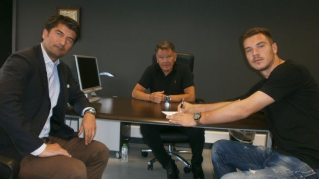 Υπέγραψε στη Λάρισα ο Α. Σαφαρίκας