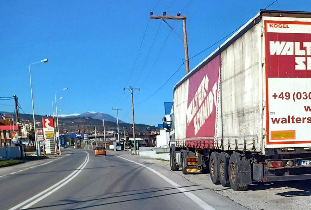 Καθημερινά νταλίκες στον περιφερειακό - Η Τροχαία πρέπει να δράσει