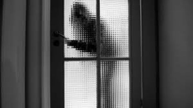 Τον φιλοξενούσε σπίτι του και αυτός τον έκλεψε!!!