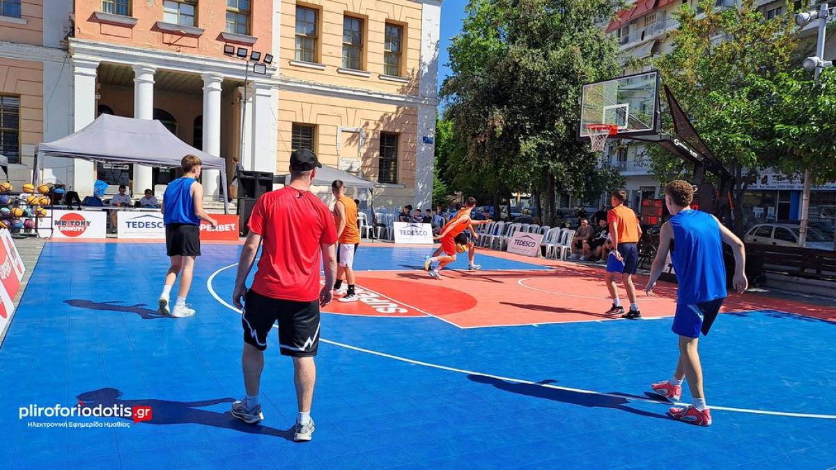 "Πήρε φωτιά" η Πλατεία Ωρολογίου: Ξεκίνησε με το απόλυτο μπασκετικό show "3on3 Toliopoulos" στη Βέροια!