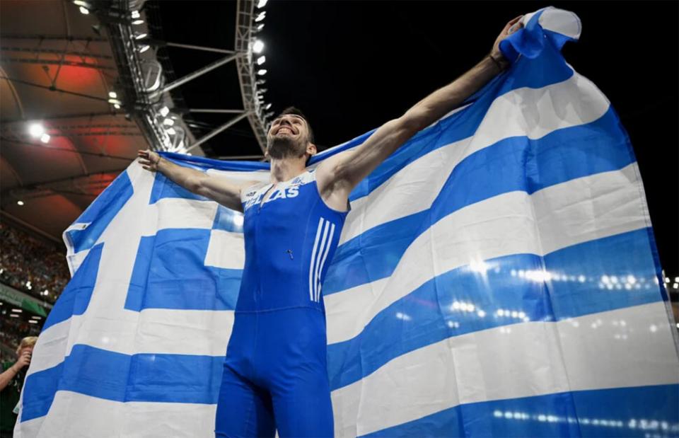 Μίλτος Τεντόγλου: Η αμήχανη στιγμή που επιλέγει να μην χαιρετήσει γραμματέα του ΣΕΓΑΣ