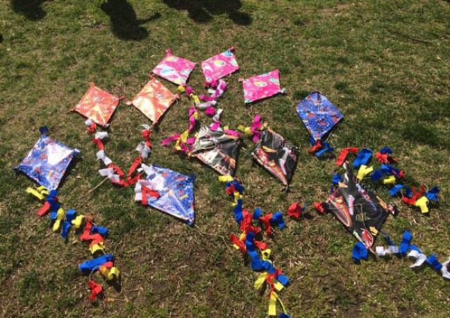 Φτιάχνουμε χαρταετούς στην Γ' τάξη των Ι.Ε.Β.