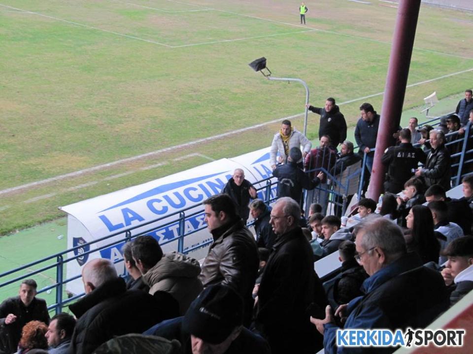 "Άναψαν τα αίματα" στην κερκίδα του σταδίου της Βέροιας! (φωτο)