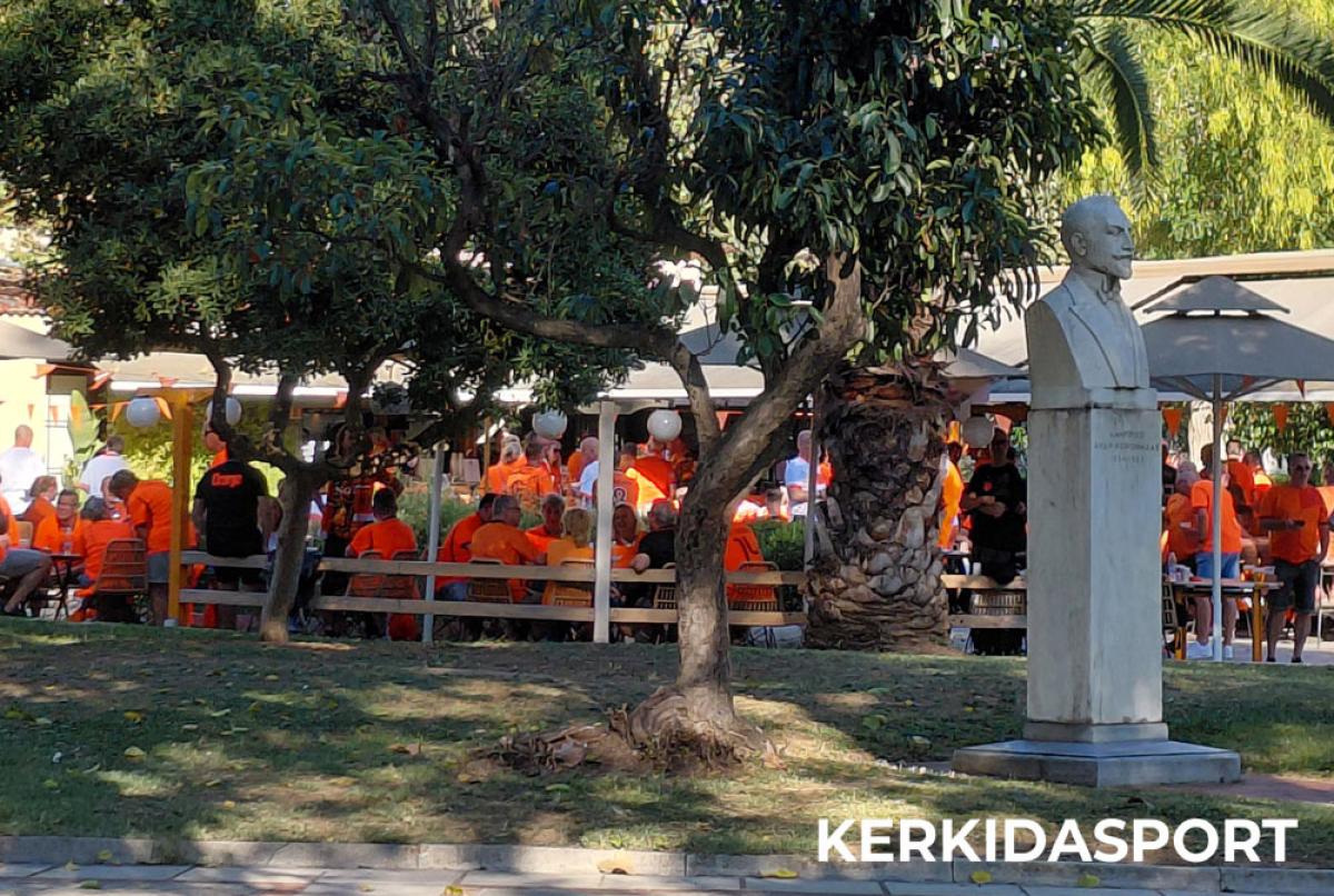 "Πορτοκαλί" κύμα στη Θεσσαλονίκη: Ζεσταίνονται οι Ολλανδοί οπαδοί για τη μεγάλη μάχη της Τούμπας!