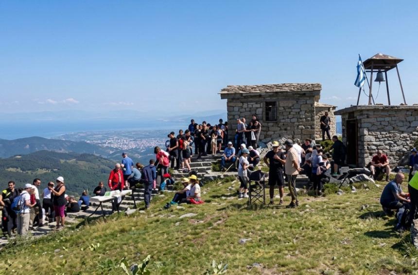 Στην κορυφή του Βερμίου ο ΕΟΣ Νάουσας για τη γιορτή του Αγίου Πνεύματος