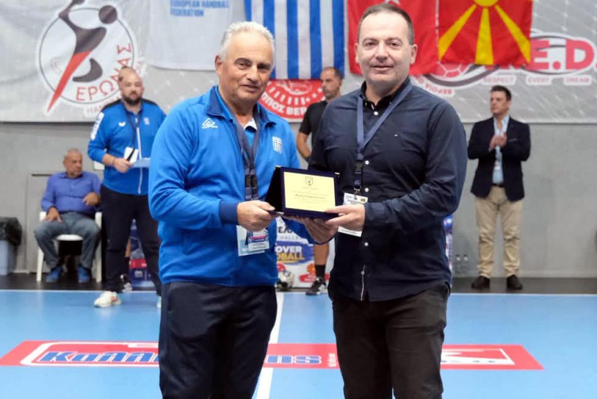 Τιμητική διάκριση από την ΟΧΕ στον Μιχάλη Τζαφερόπουλο στο περιθώριο του Βαλκανικού Κυπέλλου στη Βέροια