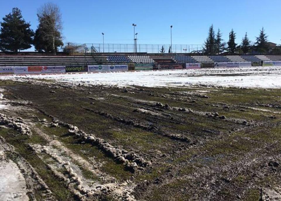 Καθαρίζουν από το χιόνι το Δημοτικό Στάδιο Γιαννιτσών