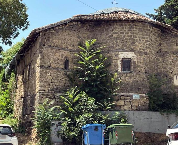 Εικόνα εγκατάλειψης στον Ι.Ν. Αγίου Δημητρίου Βέροιας: Βλάστηση και κάδοι αλλοιώνουν το ιστορικό μνημείο!