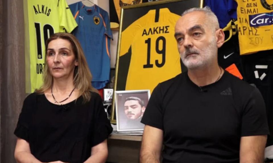 Δολοφονία Άλκη Καμπανού: "Περισσότερο ένοχους θεωρώ τους γονείς" - Ο πατέρας και η μητέρα του μιλούν για την καταδίκη των "12"
