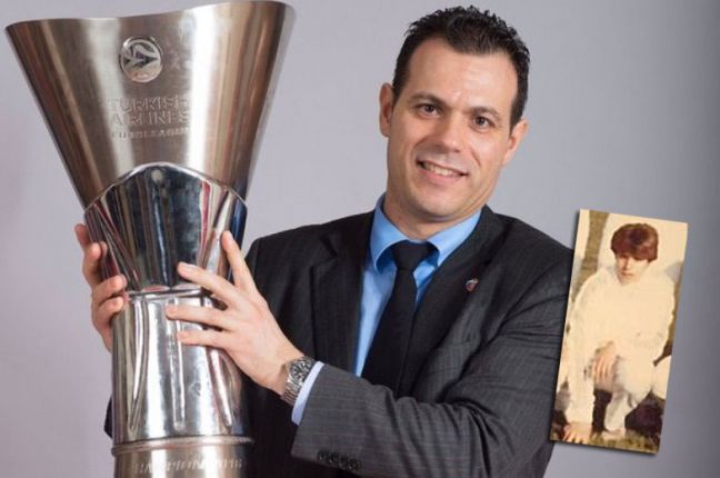 Ο Δημήτρης Ιτούδης με το κύπελλο του πρωταθλητή Ευρώπης στο μπάσκετ με την ΤΣΣΚΑ Μόσχας. Στην ένθετη φωτο όταν ήταν ποδοσφαιριστής του Μ. Αλέξανδρου Τρικάλων, πριν ασχοληθεί με το μπάσκετ.