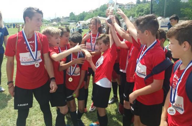 «Έκλεψαν την παράσταση» λιλιπούτιοι ποδοσφαιριστές και διοργανωτές