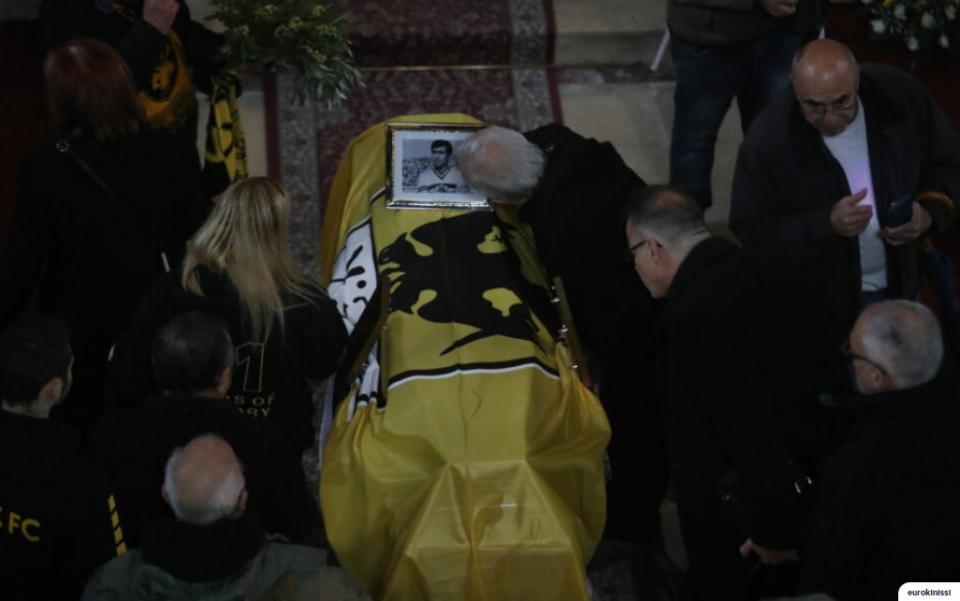 Μίμης Παπαϊωάννου: Συγκίνηση στο λαϊκό προσκύνημα της σορού του