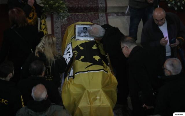 Μίμης Παπαϊωάννου: Συγκίνηση στο λαϊκό προσκύνημα της σορού του
