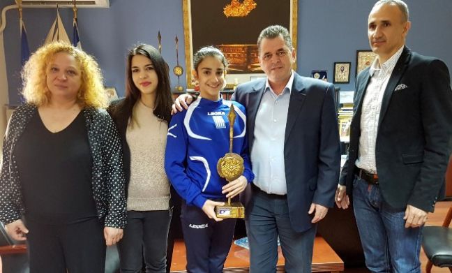 Την πρωταθλήτρια της ρυθμικής γυμναστικής Δήμητρα Παπανώτα υποδέχθηκε ο Κ. Καλαϊτζίδης