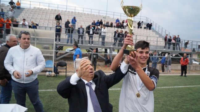 Η Κουλούρα σήκωσε την κούπα στο παιδικό