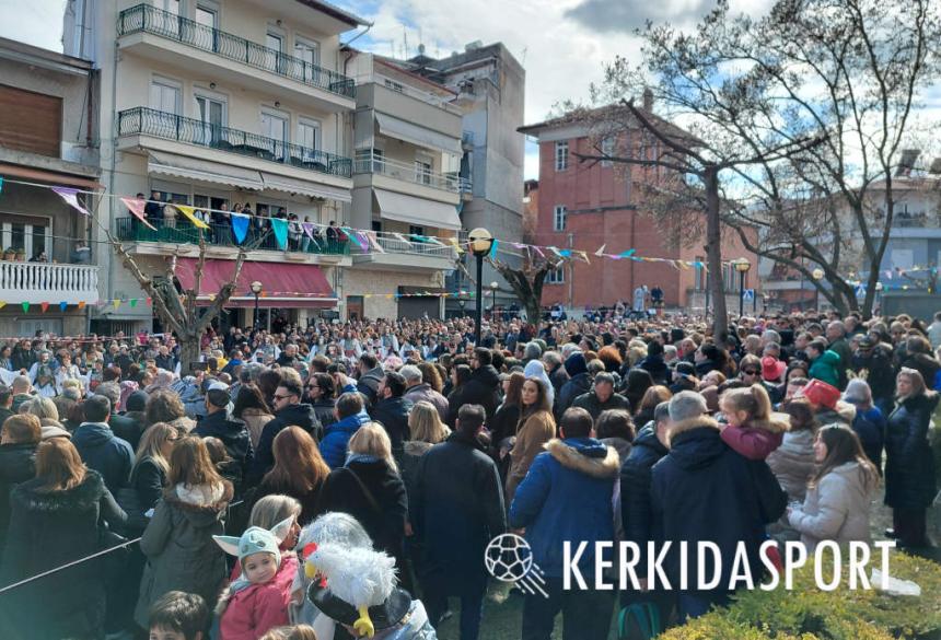 Πλήθος κόσμου στη Νάουσα για το παραδοσιακό δρώμενο «Γενίτσαροι και Μπούλες» (βίντεο)