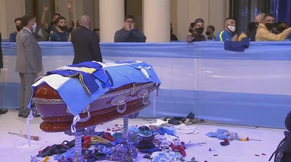 Η Αργεντινή αποχαιρετά τον Μαραντόνα - Συγκλονιστικές εικόνες (video)