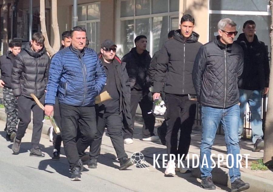 Θρήνος στην Αλεξάνδρεια: Το τελευταίο «αντίο» στα τρία παλικάρια – Εκεί και η Βέροια (φωτο)