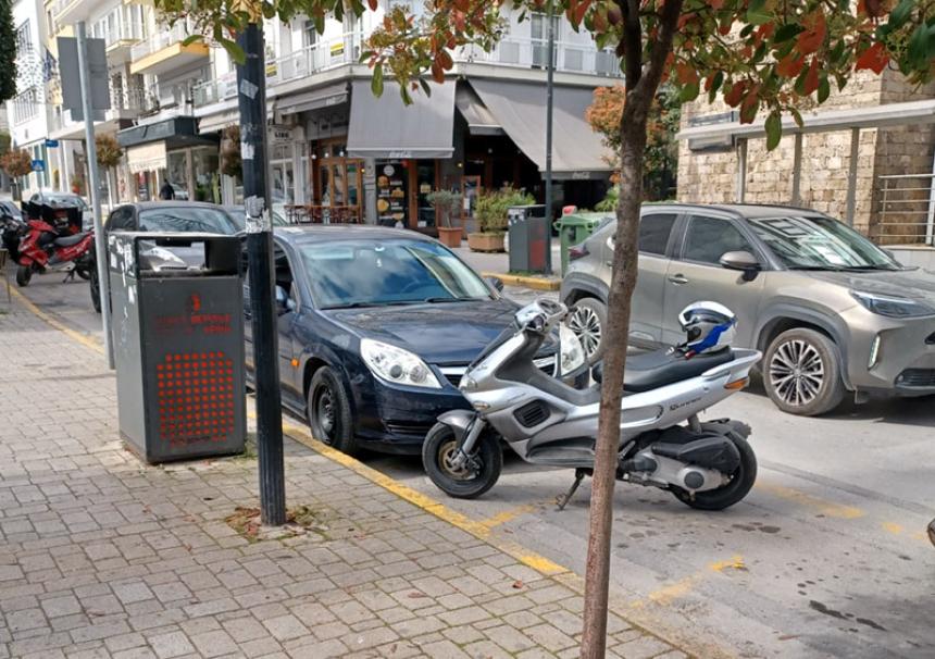 Βέροια: Παράνομο παρκάρισμα σε θέσεις δικύκλων