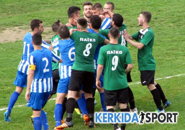 Η στιγμή που το γήπεδο της Νάουσας μετατράπηκε σε... ρινγκ!! (video)